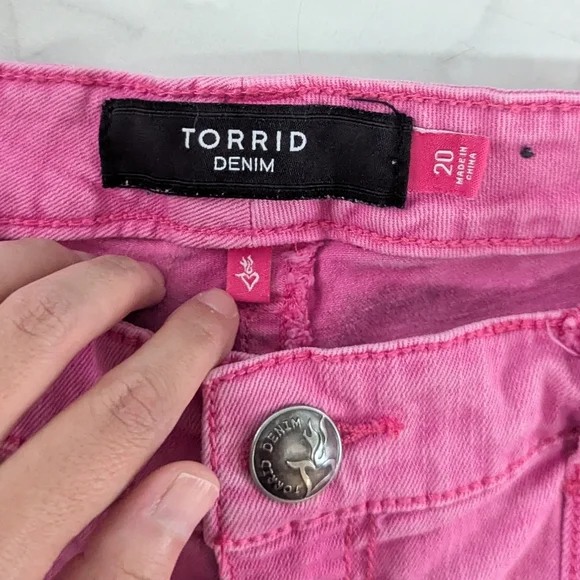 Torrid Denim Shorts Mid Rise Cuffed Hem Patch Pockets Stretch Hot Pink 20 - Picture 6 of 10